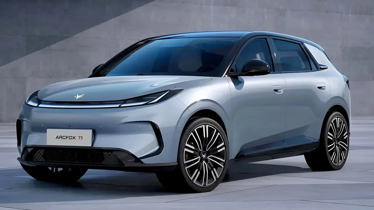 SUV elétrico BAIC em três quartos dianteiros sob luz de estúdio